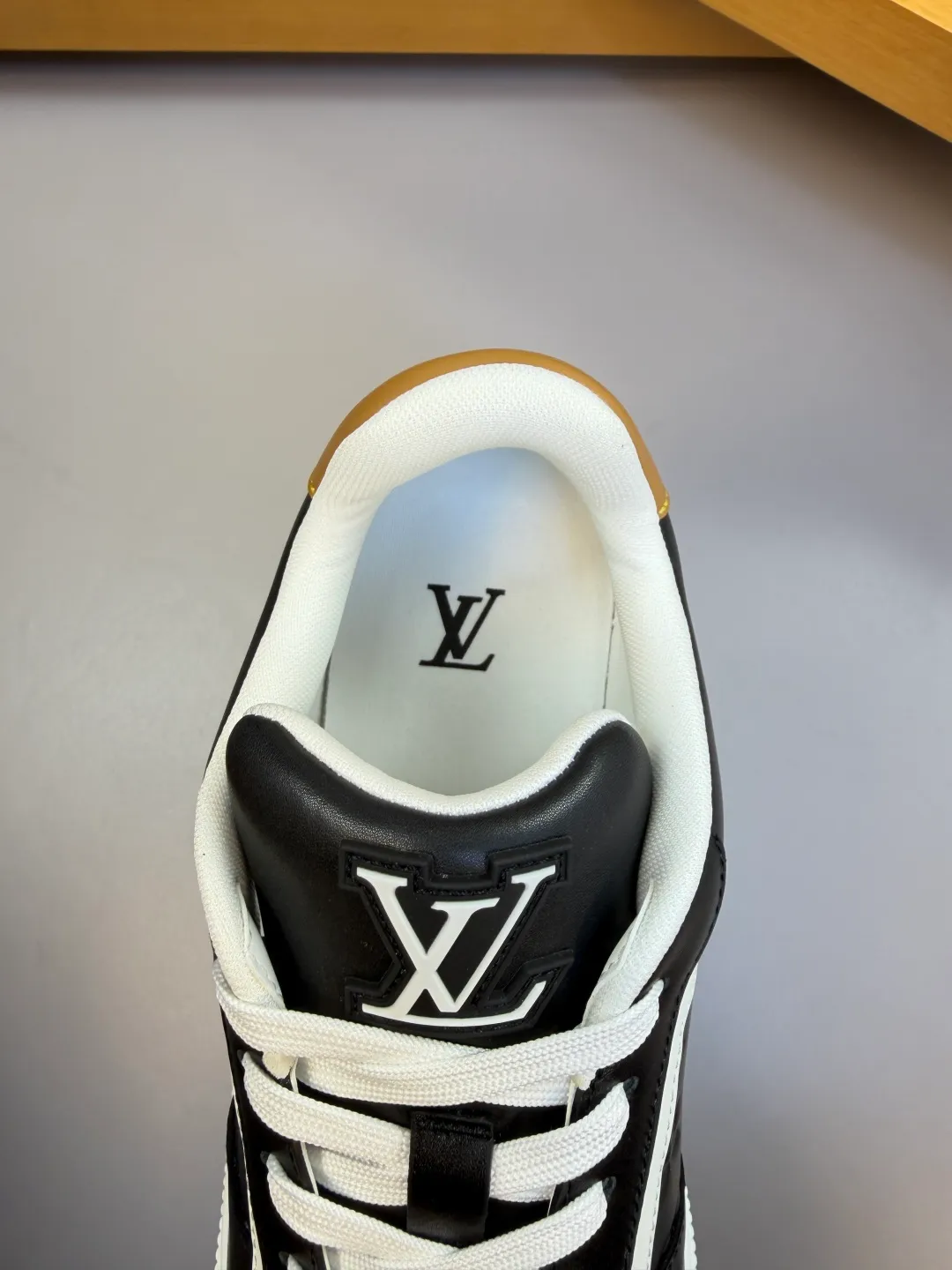 [L Home] Top P: 740💰 Size: 39-44 (customized for 38.45) 2026🆕 Lv new men's high-end original casual sports sneakers Upper: 🔝Nappa calfskin. Air-pressured brand totem, toe box, heel. Air-pressured brand logo, tongue. Sewn brand plastic module Lining: Brand canvas Outsole: Ultra-light TPR rubber; Molded outsole Super high quality control and fine workmanship.